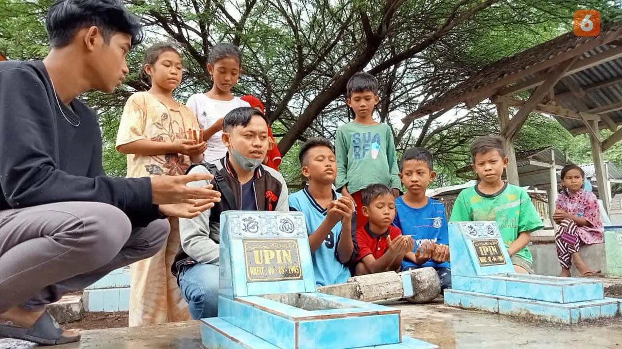 peziarah makam upin dan upin berdoa