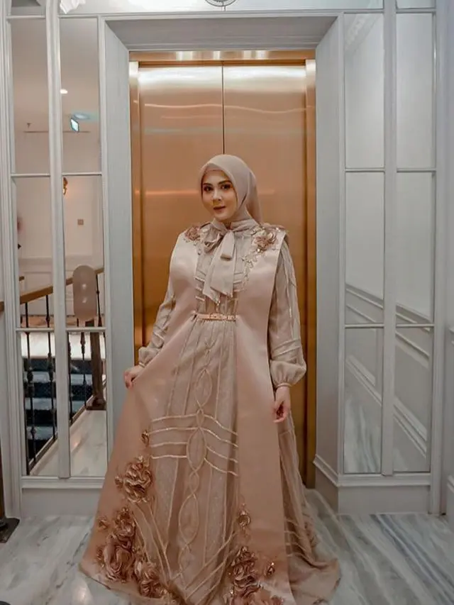 Potret Cantik Kesha Ratuliu Pakai Gamis