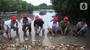 Jajaran anggota Indonesia Financial Group dari Asuransi Jasindo, Jasa Raharja, Jamkrindo Serang, dan Askrindo menanam pohon mangrove di sela-sela pemberian donasi pendidikan untuk anak nelayan di Pulau Tunda, Banten (02/10/2021). (Liputan6.com/HO/JMI)