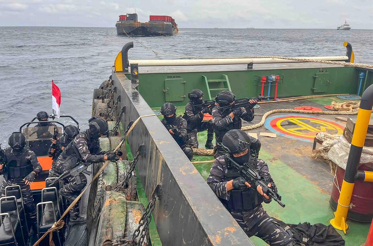Prajurit TNI AL saat mengamankan dua kapal pengangkut nikel yang terindikasi melakukan sejumlah pelanggaran di Perairan Mandiodo, Konawe Utara, Sulawesi Tenggara, Selasa (25/11/2025 ).