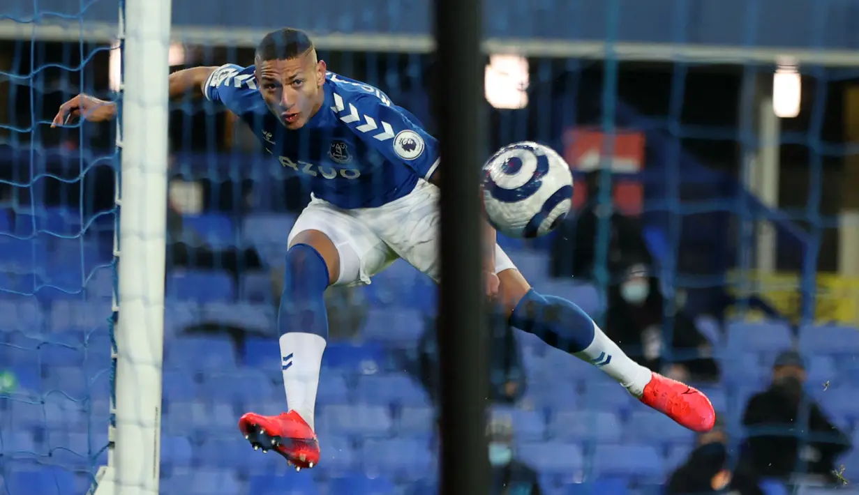 Richarlison. Striker Everton berusia 24 tahun yang didatangkan dari Watford pada awal musim 2018/2019 ini telah 3 musim bersama Everton hingga kini. Total ia sudah mengemas 37 gol di ajang Premier League bersama Everton dan Watford. (AFP/Clive Brunskill/Pool)