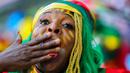 Seorang suporter dari Kamerun bereaksi sebelum dimulainya pertandingan sepak bola Grup G Piala Dunia 2022 antara Swiss dan Kamerun di Stadion Al Janoub, Al Wakrah, Qatar, Kamis (24/11/2022). (AP Photo/Petr Josek)