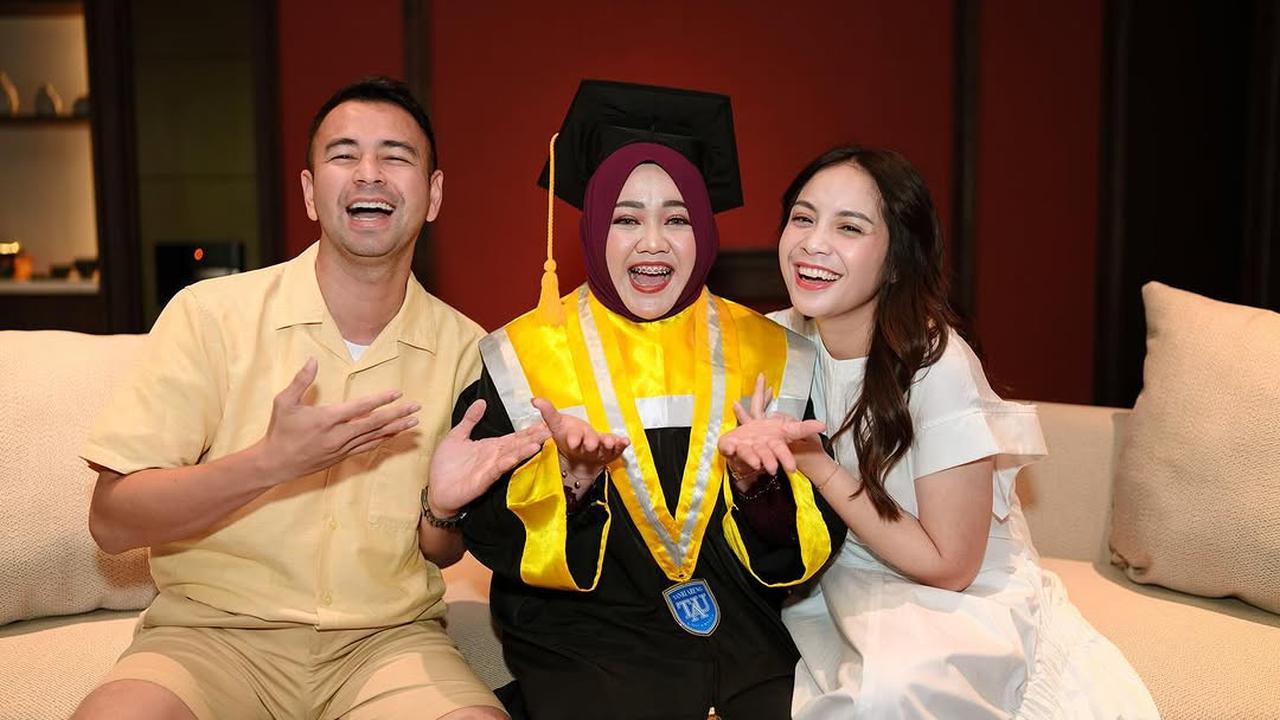 Potret Mbak Lala Wisuda, Syukurannya Diajak ke Bali Sampai Bawa Toga