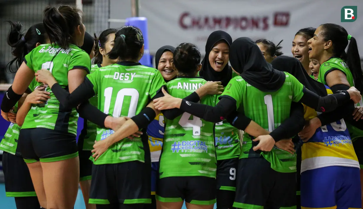 Para pemain Jakarta Mandiri Popsivo Polwan merayakan kemenangan atas Jakarta Pertamina Fastron saat perebutan tempat ketiga grand final PLN Mobile Proliga 2022 di Padepokan Voli Jenderal Polisi Kunarto, Sentul, Sabtu (26/03/2022). (Bola.com/Bagaskara Lazuardi)