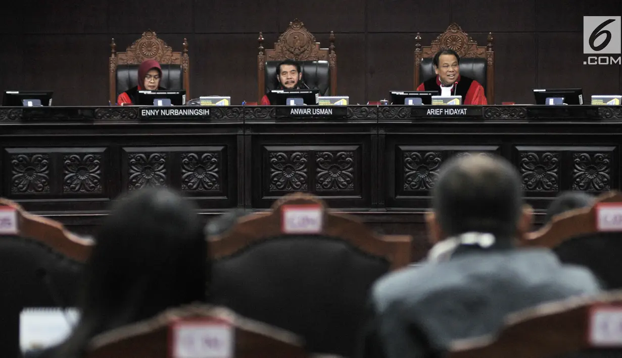 Ketua Hakim MK Anwar Usman (tengah) bersama Hakim MK Enny Nurbaningsih (kiri) dan Arie Hidayat memimpin sidang perdana sengketa Pemilu Legislatif 2019 di Gedung MK, Jakarta, Selasa (9/7/2019). Ada 260 perkara gugatan dari peserta Pileg 2019 yang akan disidangkan. (merdeka.com/Iqbal Nugroho)