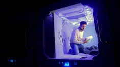 Pria asal Argentina, Ignacio Ponce merapikan barang-barangnya saat menginap di kamar hotel kapsul yang berada di Bandara Benito Juarez, Mexico City, 25 Agustus 2017.  Ini merupakan hotel kapsul pertama di Meksiko. (PEDRO PARDO/AFP)