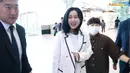 Dia berterima kasih sekali lagi kepada wartawan dan penggemar sebelum memasuki lounge bandara. (Foto: YouTube/ 뉴스엔·NewsenTV)
