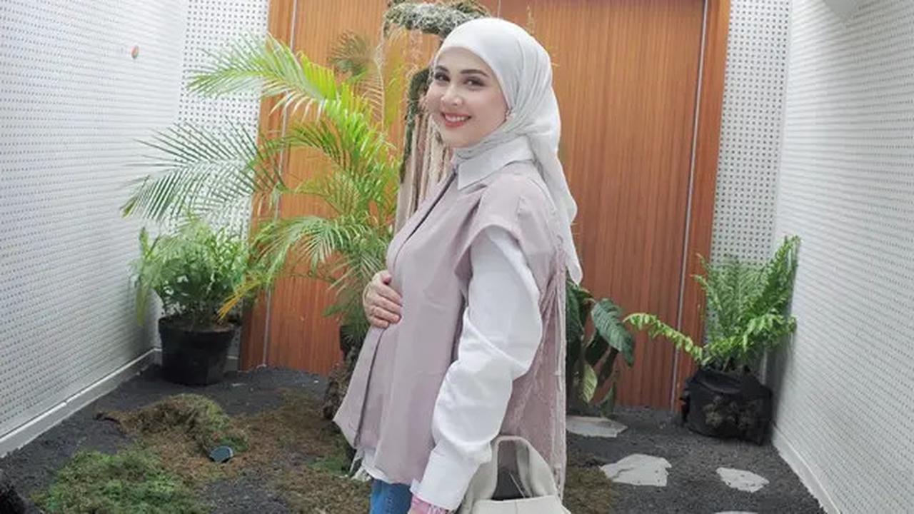 Potret Kesha Ratuliu Pamer Baby Bump di Kehamilan Ketiga, Pesona Makin Terpancar