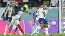 Gelandang Prancis Aurelien Tchouameni mencetak gol pembuka untuk timnya ke gawang Inggris pada perempat final Piala Dunia 2022 di Al Bayt Stadium, Al Khor, Minggu (11/12/2022) dini hari WIB. Prancis menang 2-1 dalam laga yang diwarnai kegagalan penalti Harry Kane. (AP Photo/Christophe Ena)