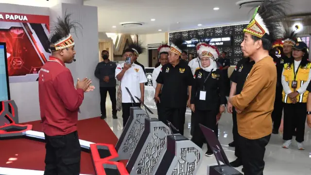 Dirut Yayasan Kitong Bisa, Jouhannes Faidiban, mempresentasikan aplikasi pembangunan berkelanjutan di depan Presiden Joko Widodo (Jokowi). Dok: YKB