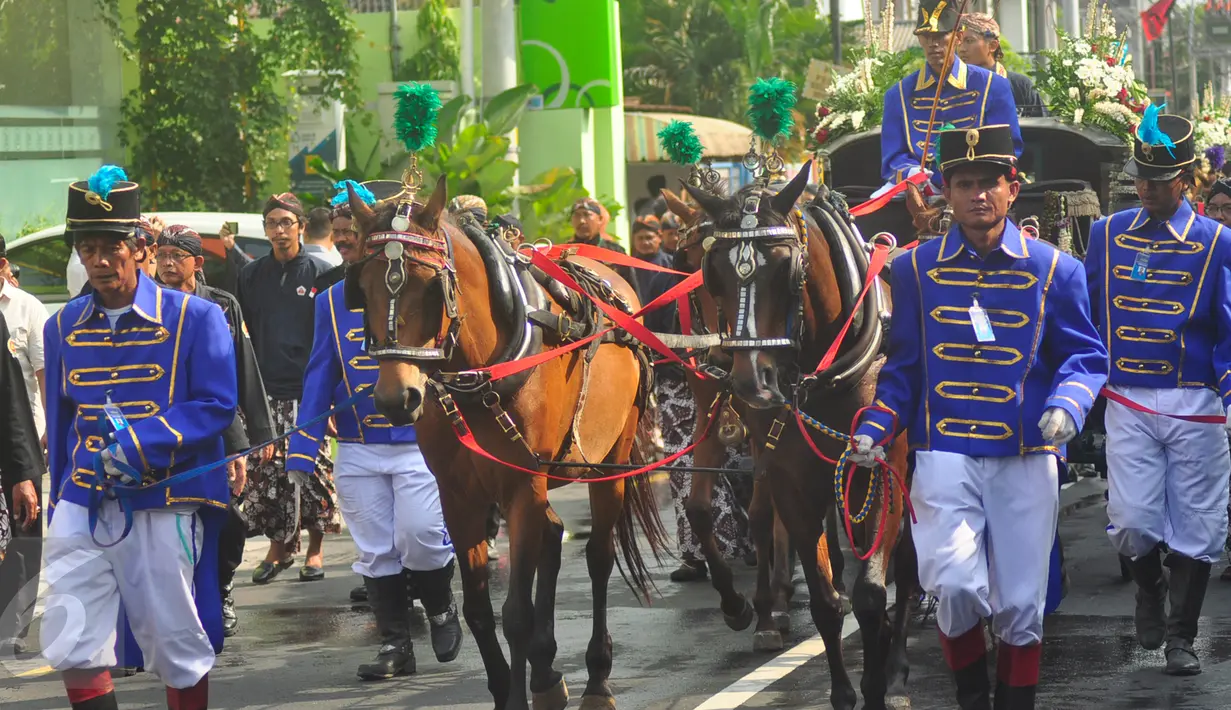 Kirab Jumenengan KGPAA Paku Alam X saat melintasi Jalan Sultan Agung di Yogyakarta, Kamis (7/1). Kereta kencana yang digunakan dalam kirab, mulai Kiai Manik Kumolo, Rejo Pawoko yang merupakan tampilan dalem dll. (Gholib)