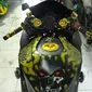 Kawasaki Ninja 250 ini dikelir hitam hitam, dengan motif airbrush tengkorak warna emas di beberapa bagian.