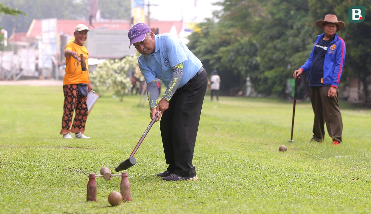 Para peserta olahraga ini tergabung dalam Paguyuban Woodball Tagerang Selatan. Anggota mereka adalah para pensiunan yang berusia 55 sampai 80 tahun. (Bola.com/M Iqbal Ichsan)