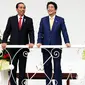 Presiden Jokowi berbincang dengan PM Jepang, Shinzo Abe di Istana Kepresidenan Bogor, Jawa Barat, Minggu (15/1). Pertemuan itu juga membahas berbagai bidang, salah satunya‎ politik dan keamanan. (Liputan6.com/Panca Syurkani/Pool)