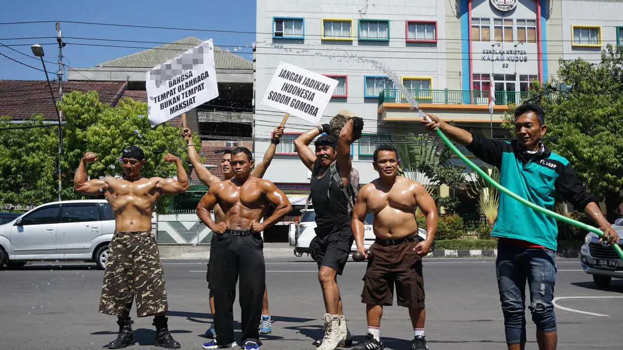 Aksi Lelaki Berotot Kecam Pesta Seks Gay Kelapa Gading