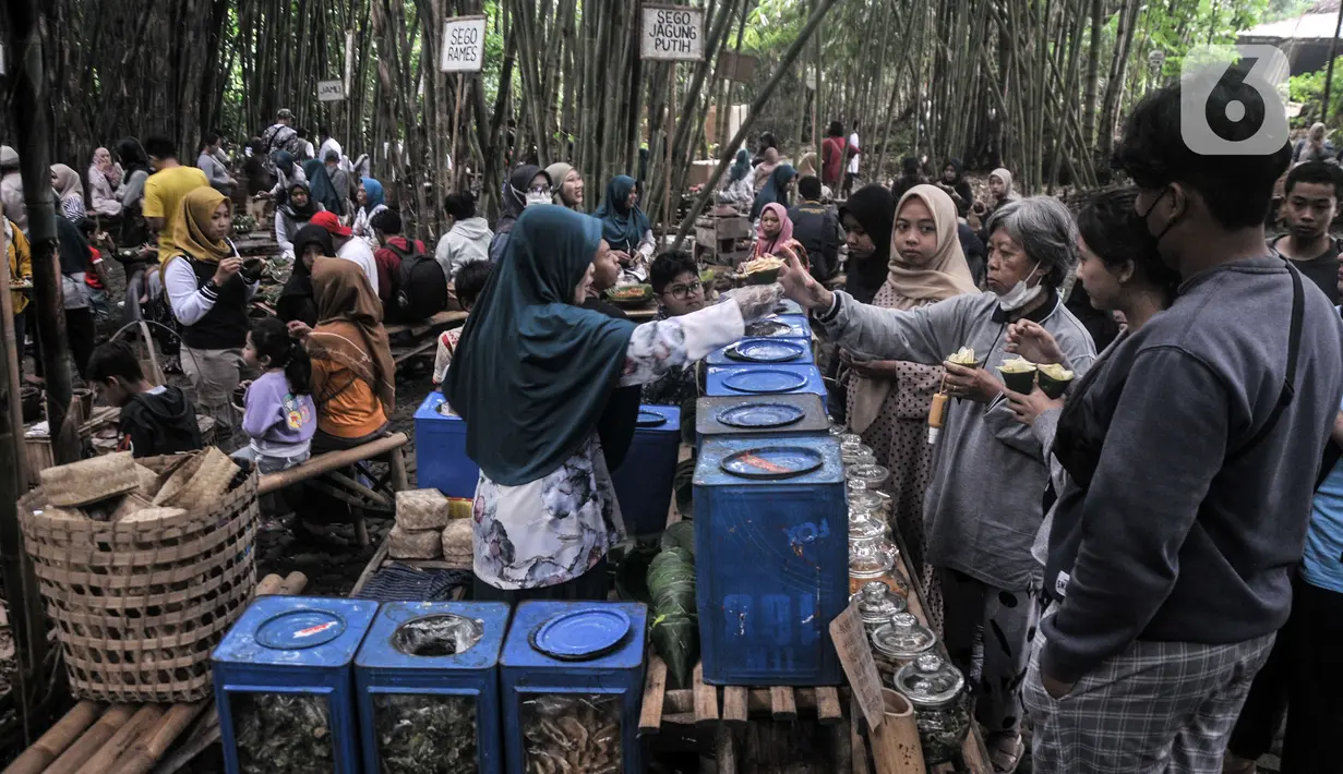 Pedagang melayani wisatawan yang berkunjung ke Pasar Papringan, Ngadiprono, Kabupaten Temanggung, Jawa Tengah, Minggu (26/2/2023). Baik penjual maupun pembeli tidak diizinkan untuk menggunakan plastik bila ingin berbelanja. (merdeka.com/Iqbal S. Nugroho)