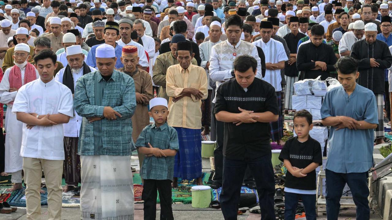 Ribuan jemaah gelar salat Idulfitri di jalanan depan gereja Jatinegara