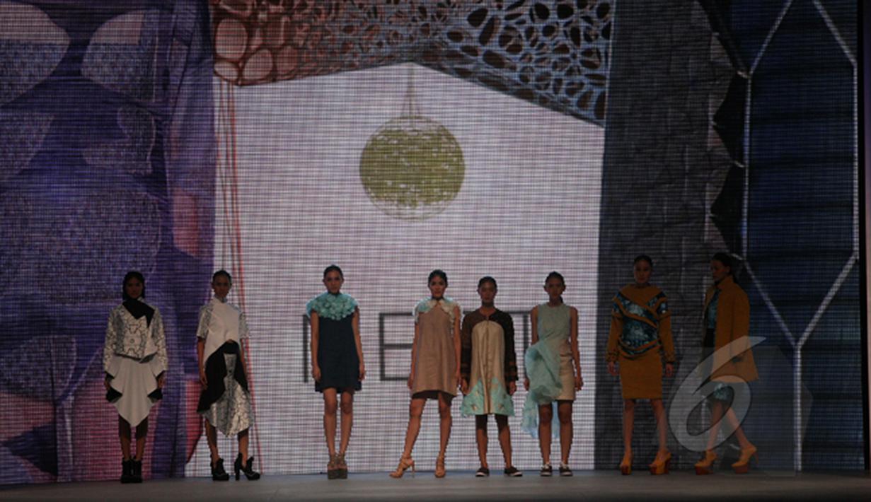 Penampilan peragawati dalam pembukaan Indonesia Fashion Week (IFW) 2015 di JCC, Jakarta, Kamis (26/2). IFW 2015 menghadirkan 747 brand lokal, 230 desainer, 2.552 fashion outfit dan 32 pagelaran busana. (Liputan6.com/Panji Diksana)