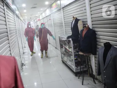 Dinas Penanggulangan Kebakaran dan Penyelamatan Provinsi DKI Jakarta melakukan penyemprotan cairan disinfektan di area perdagangan Pasar Senen, Jakarta, Selasa (9/6/2020). Kegiatan ini bertujuan untuk memutus mata rantai penyebaran Covid-19 khususnya di tempat keramaian. (Liputan6.com/Faizal Fanani)