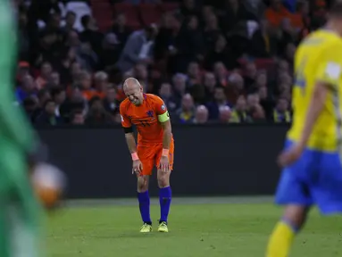 Pemain Belanda, dan Klub Bayern Munchen, Arjen Robben harus mengubur mimpi tampil pada Piala Dunia 2018 usai timnya kalah selisih gol dari Swedia. Robben pun berniat pensiun dari timnas Belanda. (AP/Peter Dejong)