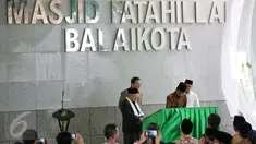 Presiden Joko Widodo didampingi Menteri Agama Lukman Hakim Syaifuddin dan Gubernur DKI Jakarta Basuki Tjahaja Purnama saat menandatangani prasasti peresmian Masjid Fatahillah Komplek Balai Kota, Jakarta, (29/1/2016). (Liputan6.com/Faizal Fanani)