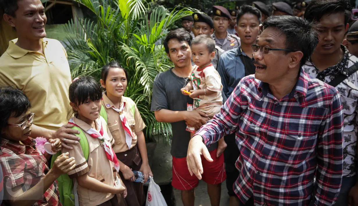 Djarot Saiful Hidayat berbincang dengan warga di Jalan Ali Sadikin di Kelurahan Papanggo, Jakarta Utara (23/11). ). Djarot mengungkapkan pihaknya bakal segera merapikan sekolah khususnya di Papanggo pada tahun 2017. (Liputan6.com/Faizal Fanani)