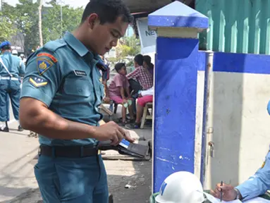 Citizen6, Surabaya: Selain operasi pada pengendara dari unsure TNI, Latek Opsgaktib itu pula menghentikan kendaraan pribadi dan umum yang menempelkan atribut TNI. (Pengirim: Penkobangdikal)