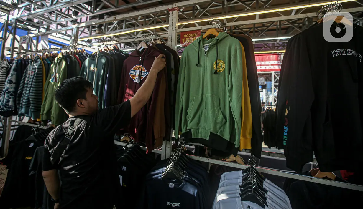 Pengunjung memilih pakaian saat mengunjungi Jakcloth Summer Fest 2022 di Senayan Park, Jakarta, Jumat (12/8/2022). Acara yang akan berlangsung hingga 14 Agustus 2022 ini diikuti lebih dari 150 clothing brand lokal yang menjual pakaian, kaos, sepatu, tas dan lainnya dengan menawarkan harga diskon guna menarik minat masyarakat. (Liputan6.com/Faizal Fanani)
