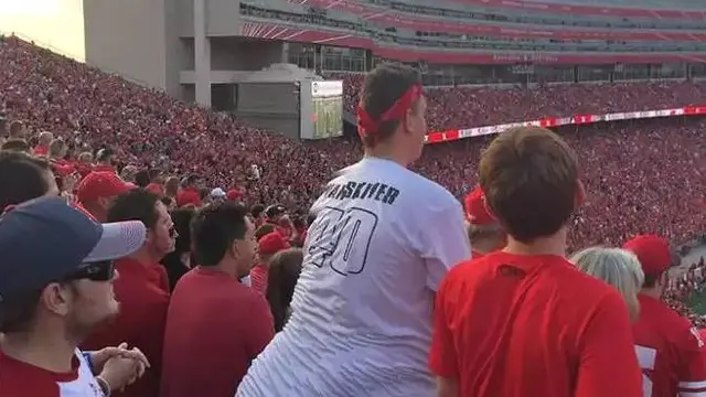 8 Potret Nyeleneh Orang saat Nonton Bola di Stadion Ini Kocak