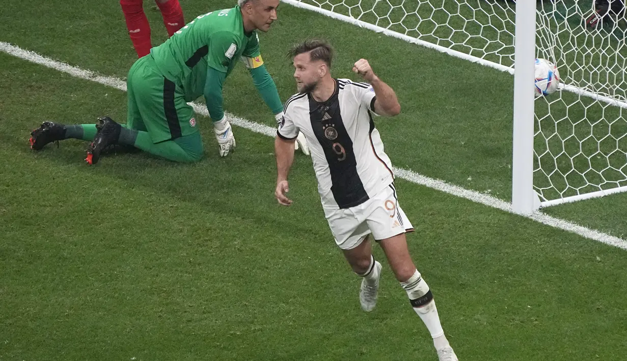 Empat menit berselang, Niclas Fuellkrug berhasil membawa Jerman menang dengan skor 4-2. (AP/Ariel Schalit)