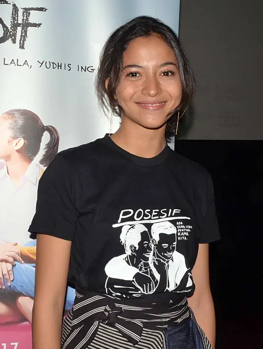 Di  film Posesif, Putri berperan sebagai Lala yang merupakan kekasih dari pria bernama Yudhis yang diperankan oleh Adipati Dolken. Lala, seorang atlet loncat indah dan  yang terbawa arus cinta dari kekasihnya. (Deki Prayoga/Bintang.com)