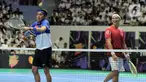Desta (kiri) bereaksi saat melawan Rezky Aditya pada pertandingan tenis lantai Sport Party - Clash of Celebrity di Istora Senayan, Jakarta, Sabtu (23/12/2023). Desta berhasil mengalahkan Rezky dengan skor akhir 6-3. (Liputan6.com/Angga Yuniar)