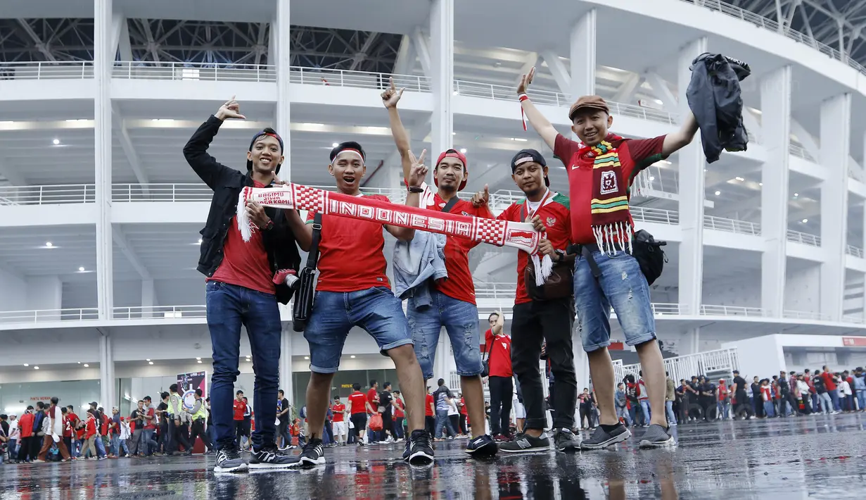 Suporter foto bersama sebelum memasuki Stadion Utama Gelora Bung Karno (SUGBK), Jakarta, Minggu (14/1/2018). Kehadiran mereka untuk menyaksikan langsung pertandingan antara Indonesia melawan Islandia dalam laga persahabatan. (Bola.com/M Iqbal Ichsan)
