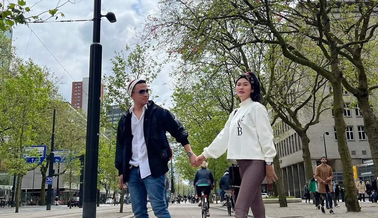 Dalam liburan bersama suami, Stevie menikmati serunya kota Amsterdam, Belanda. Keduanya terlihat mengabadikan potret mesra saat jalan-jalan di kota yang Indah. Banyak netizen yang menyoroti penampilan Stevie Agnecya karena saat ini sudah tidak mengenakan hijab. (Liputan6.com/IG/@steviagnecya)