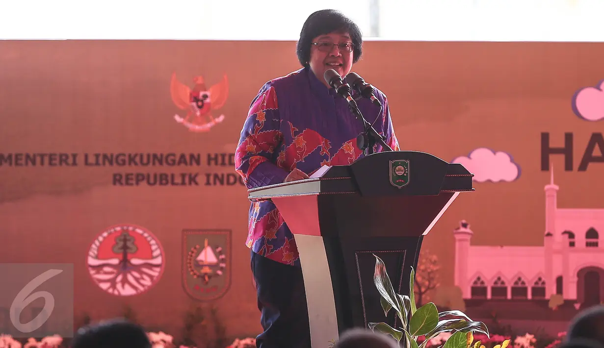 Menteri Lingkungan Hidup dan Kehutanan (LHK) Siti Nurbaya memberikan sambutan pada puncak Hari Lingkungan Hidup Sedunia Tingkat Nasional 2016 di Kabupaten Siak, Riau, Jumat (22/7). Wapres JK juga turut menghadiri acara ini. (Liputan6.com/Faizal Fanani)