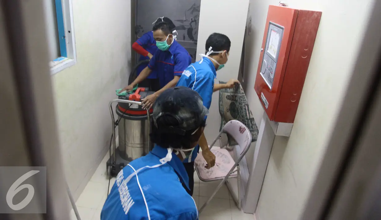 Petugas kebersihan membersihkan ruangan yang menjadi tempat keluarnya asap di RSUD Koja, Jakarta, Selasa (3/5). Penyebab peristiwa tersebut masih dalam penyelidikan pihak terkait. (Liputan6.com/Gempur M Surya)
