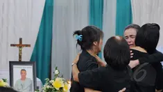 Saudara sepupu Rodrigo, Angelita Muxfeldt tak kuasa menahan kesedihan bersama kerabat dekat di rumah duka Saint Carolus, Jakarta, Rabu (29/04/2015). Rencananya usai disemayamkan jenazah Rodrigo akan dipulangkan ke Brazil. (Liputan6.com/Andrian M Tunay)
