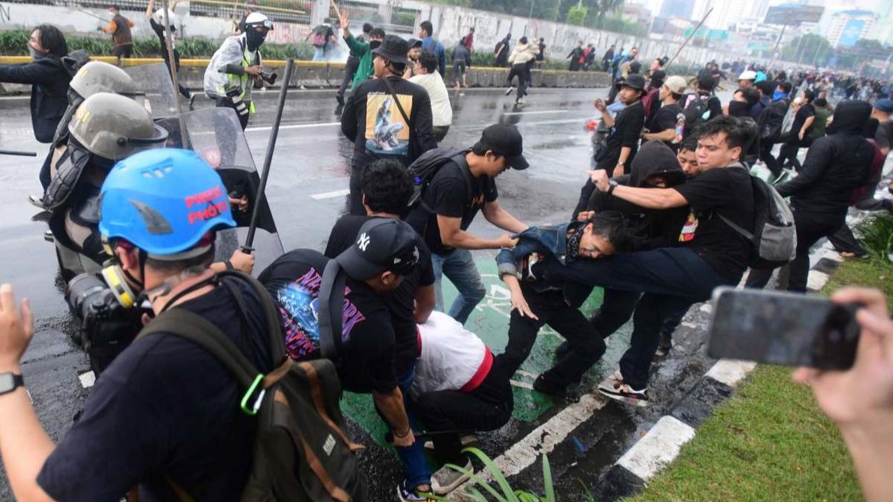 Bentrokan Panas Pengunjuk Rasa vs Polisi di DPR