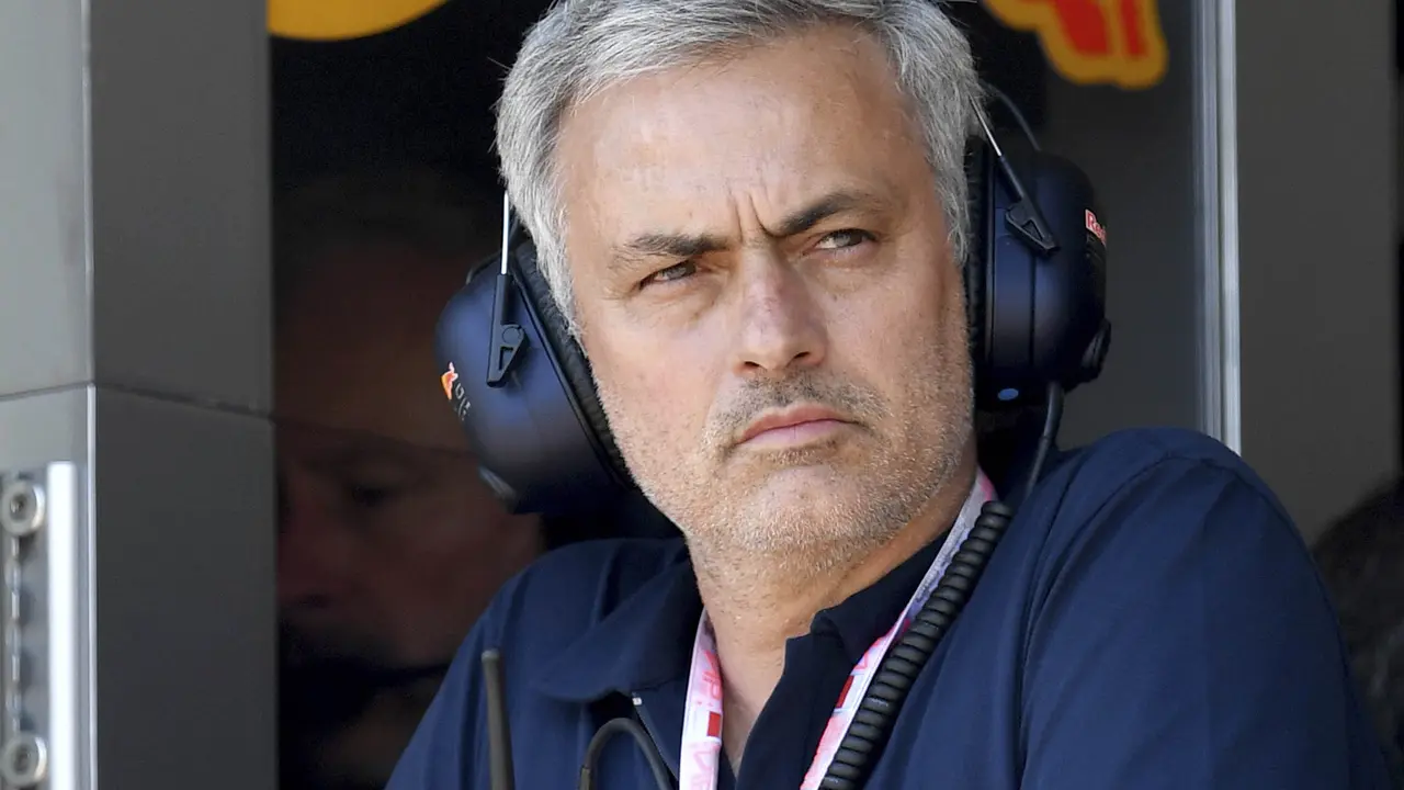 Pelatih Manchester United (MU), Jose Mourinho, dilaporkan memiliki daftar incaran berisi 25 nama. 