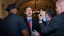 Seorang pemrotes ditangkap pihak keamanan setelah melemparkan bendera Rusia ke arah Presiden AS, Donald Trump di gedung Capitol Hill, Washington DC, Selasa (24/10). Pria bernama Ryan Clayton itu berasal dari kelompok anti-Trump. (AP/Manuel Balce Ceneta)