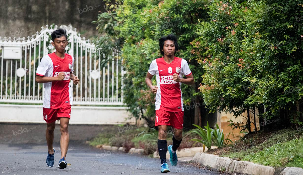 Gelandang PSM Makassar, Syamsul Bachri (kanan), berlari santai saat berlatih di sekitar perumahan Patra Jasa, Jakarta Selatan, Jumat (8/4/2016). Latihan ini merupakan persiapan jelang Trofeo Persija. (Bola.com/Vitalis Yogi Trisna)