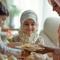 Mengajarkan anak tentang sedekah tidak harus dengan cara yang rumit atau penuh teori. Justru, melalui kebiasaan kecil yang dilakukan bersama keluarga, anak bisa belajar bahwa berbagi adalah bagian dari kebahagiaan. (foto/dok: freepik)