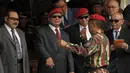 Prabowo Subianto (kedua dari kiri) mendengarkan penjelasan mantan Danjen Kopassus Mayjen TNI Agus Sutomo (berseragam loreng) usai upacara Sertijab Danjen Kopassus di Mako Kopassus, Cijantung, Jakarta, Jumat (24/10/2014). (Liputan6.com/Helmi Fithriansyah)