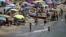 Para pengunjung menikmati hari yang panas di bawah sinar matahari pantai Bormes-les-Mimosas, Prancis, Selasa (11/8/2020). Cuaca panas diperkirakan akan berlangsung selama beberapa hari di seluruh negeri. (AP Photo/Daniel Cole)