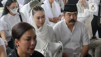 Pedangdut, Inul Daratista (tengah) bersama suaminya, Adam Suseno saat menyaksikan prosesi pemakaman penyanyi dan artis legendaris Titiek Puspa di Tempat Pemakaman Umum (TPU) Tanah Kusir, Jakarta Selatan, Jumat, 11 April 2025. (Liputan6.com/Herman Zakharia)