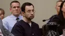 Dokter Larry Nassar saat menjalani sidang vonis hukuman di Lansing, Mich (24/1). Larry Nassar resmi dijatuhi hukuman oleh hakim akibat dituduh melakukan pelecehan seksual kepada para pasiennya. (AP Foto / Carlos Osorio)