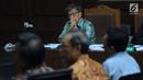 Mantan Dirut PT Quadra Solutions, Anang Sugiana Sudihardjo menyimak keterangan saksi pada sidang lanjutan dugaan korupsi pengadaan E-KTP di Pengadlian Tipikor, Jakarta, Senin (21/5). Sidang mendengar keterangan saksi. (Liputan6.com/Helmi Fithriansyah)