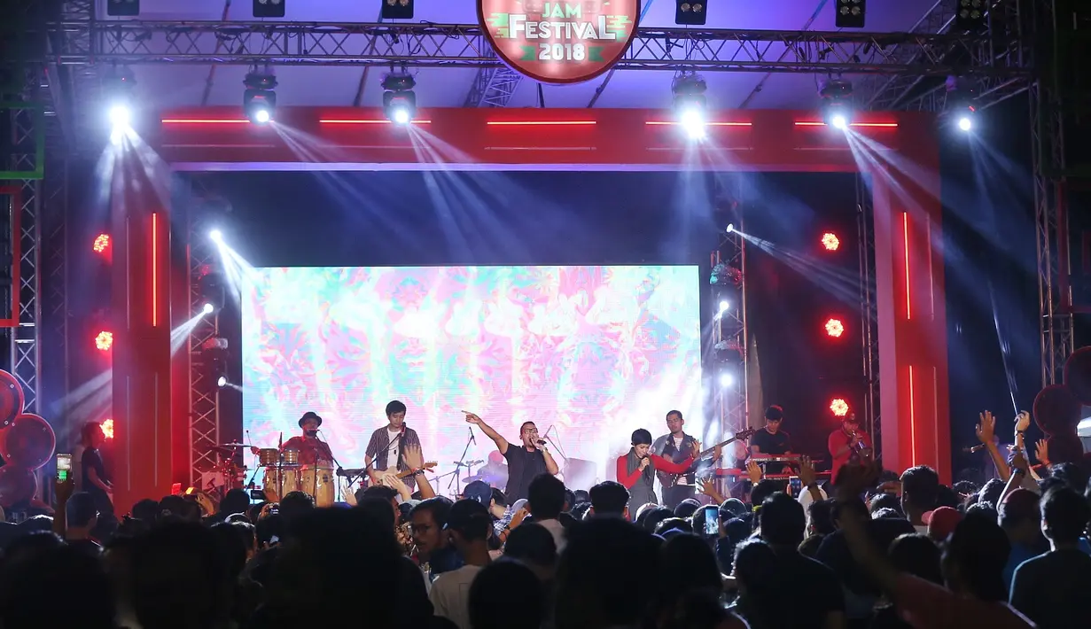 Suasana acara Cool Jam Festival 2018. Acara digelar secara meriah di Taman Menteng Jakarta Pusat Sabtu (21/4/2018). Maliq & D'Essentials sebagai salah satu pengisi acaranya. (Nurwahyunan/Bintang.com)