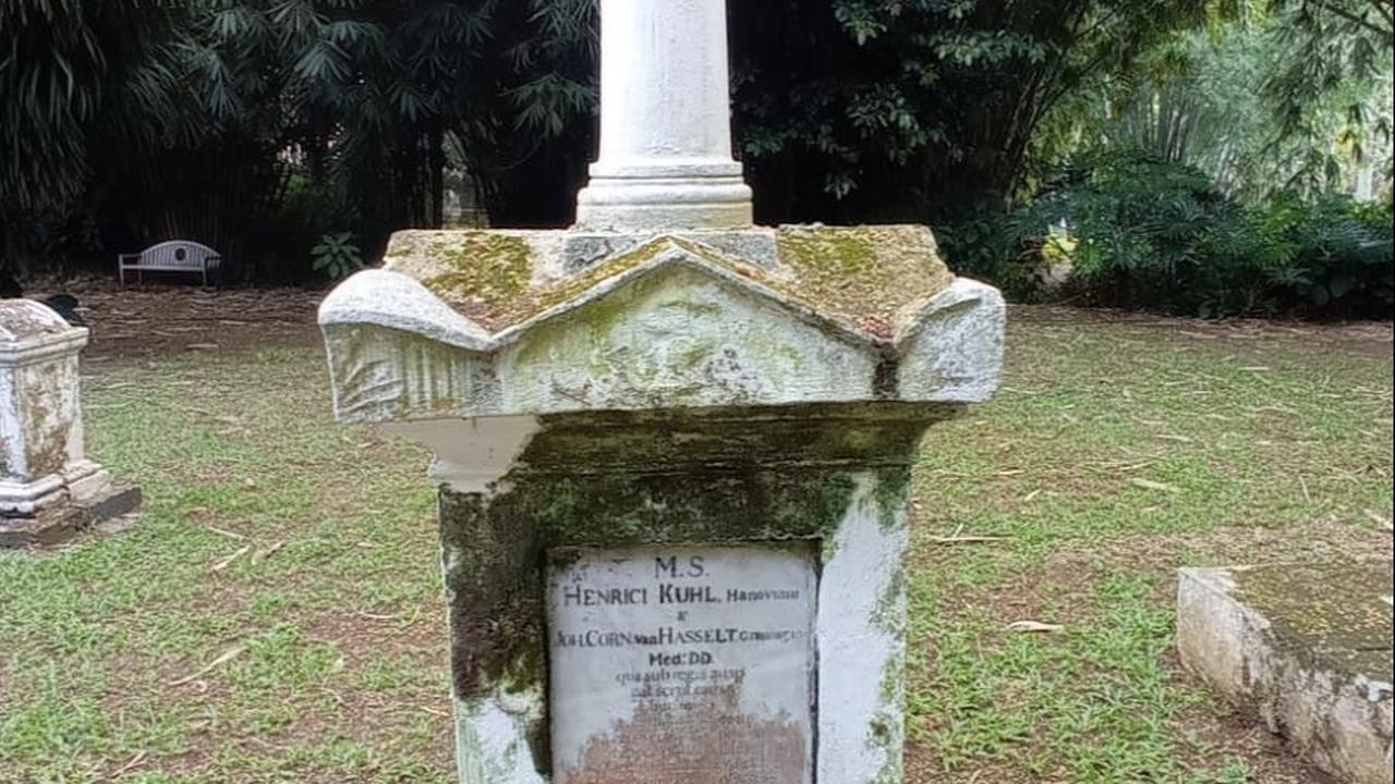 Van Hasselt dimakamkan di makam yang sama dengan Kuhl