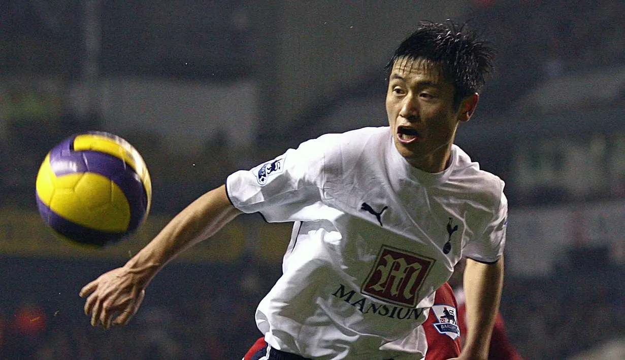 Lee Young-Pyo merupakan mantan pemain Tottenham Hotsupr yang dulunya pernah bermain bersama Park Ji Sung di PSV. Pesepak bola yang berposisi di bek kiri tersebut tercatat pernah bermain di PSV Einhoven, Tottenham Hotspur, dan Borussia Dortmund. (AFP/Chris Young)